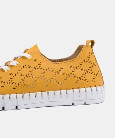 Дамски спортни обувки от естествена кожа в жълто 3830-021 Patricia Miller