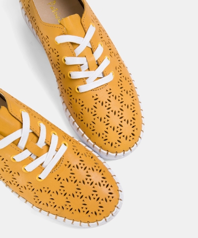 Дамски спортни обувки от естествена кожа в жълто 3830-021 Patricia Miller