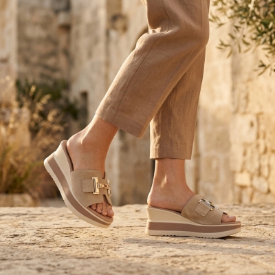 Дамски ежедневни чехли от естествен велур бежови 5980 Oh My Sandals